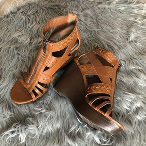 Camel cutout platform wedges, size 8